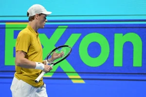 Jannik Sinner é alvo de críticas após desilusão em Melbourne