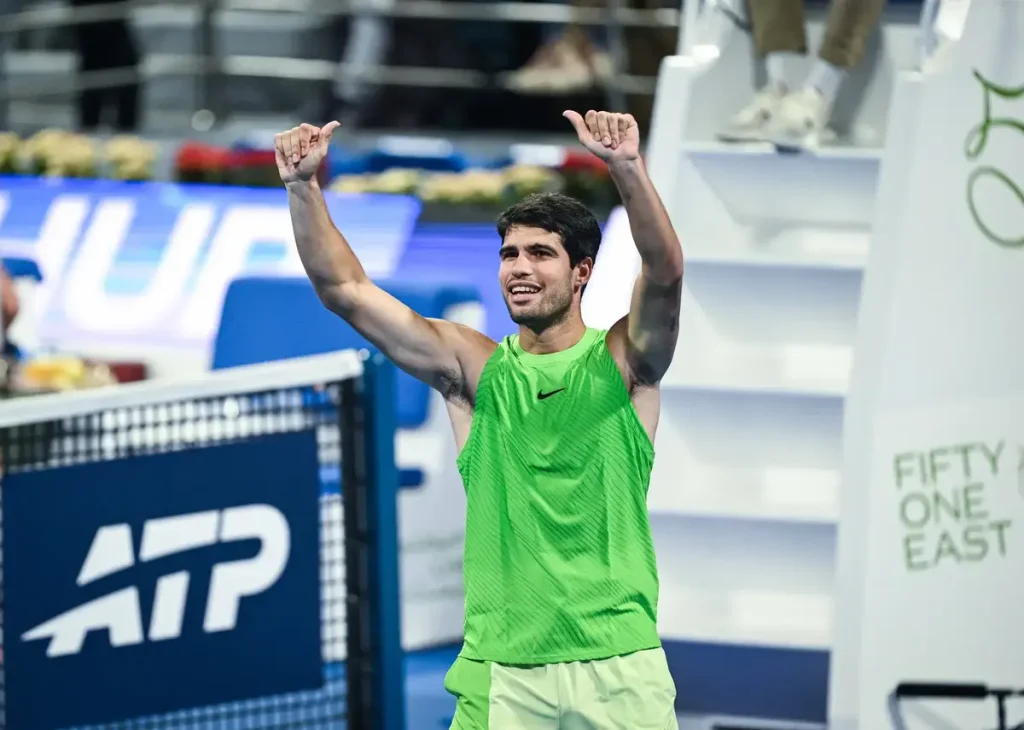 “Carlos Alcaraz shines on his return, while Tsitsipas and Rublev advance in Doha.”