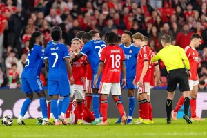Confusão no Benfica-real: Vinícius denuncia insulto racista e jogo para 10 minutos