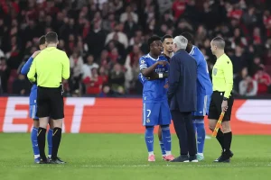 José Mourinho em polémica: Expulsão e pedido de vermelho para Vinícius