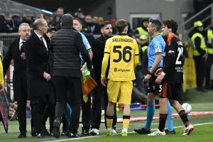 Allegri confronta Fabregas após jogo e chama-o de “miúdo”