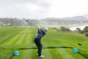 VIDEO – Ryan Gerard atinge ave com o tee shot e ainda acerta no green