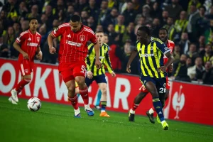 Pereira brilha na estreia e Nottingham Forest arrasa Fenerbahçe