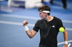 Jannik Sinner surpreendido por Jakub Mensik nos quartos de final de doha