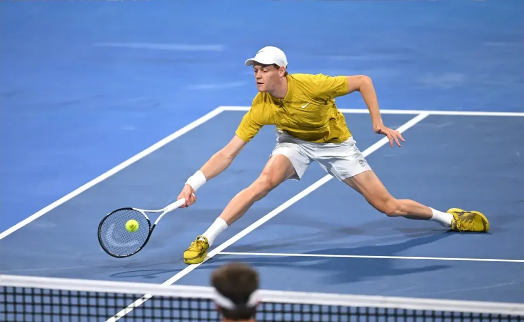 Jannik Sinner surprises by being eliminated in the Qatar Open while Alcaraz fights and wins.