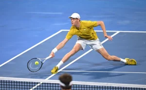 Jannik Sinner surpreende ao ser eliminado no Qatar open enquanto Alcaraz luta e vence