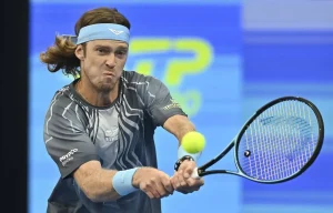 Rublev revela: “Alcaraz e Sinner jogam ténis, eu luto com…”