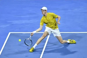 Jannik Sinner reflete sobre a derrota com Jakub Mensik em Doha