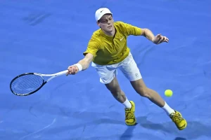 Jannik Sinner reconhece queda após derrota no Qatar Open e promete regresso