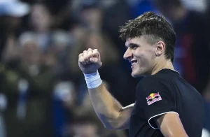 Jakub Mensik elogia Jannik Sinner e revela estratégias para vencer