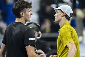 Jannik Sinner sofre queda no ranking ATP após eliminação em Doha