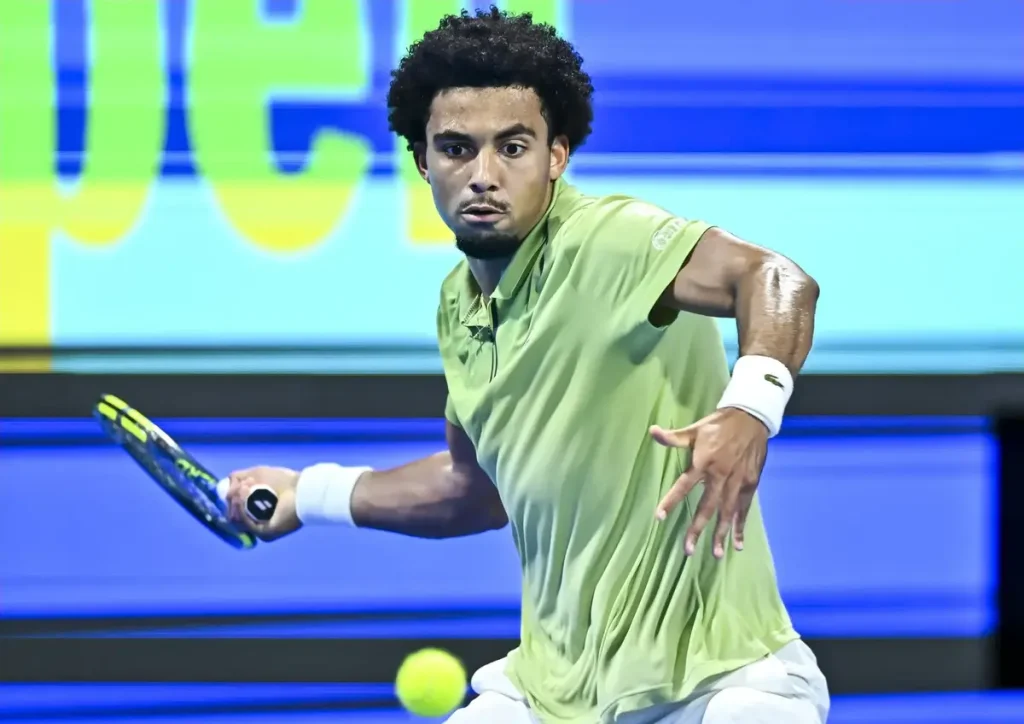 Arthur Fils apologizes after heavy defeat in the final in Doha against Alcaraz.