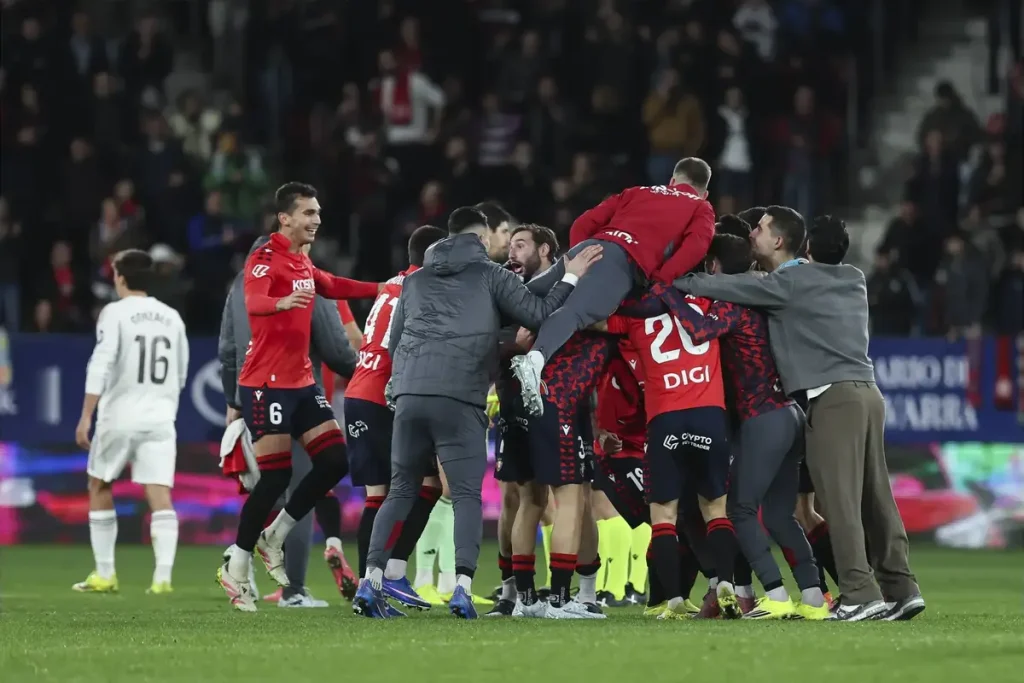 Osasuna surpreende Madrid com golo no final e dá vantagem ao Barcelona
