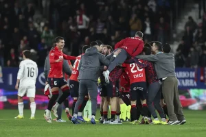 Osasuna surprises Madrid with a goal at the end and gives an advantage to Barcelona.