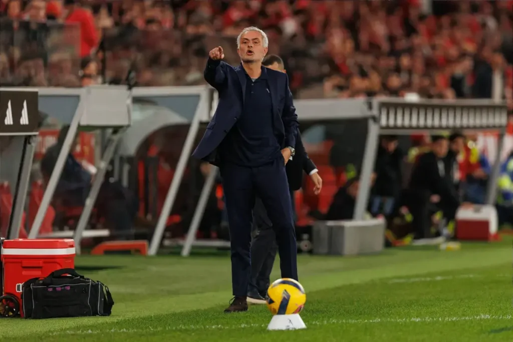 Mourinho suspenso prepara-se para uma aparição no Bernabéu contra o Benfica