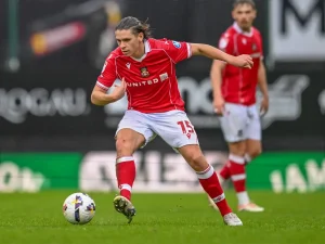 Wrexham triunfa em épico de oito golos e Coventry lidera na EFL