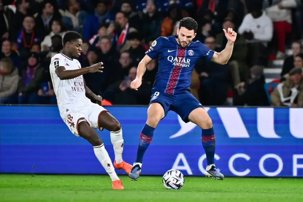 Gonçalo Ramos brilha com golo e assistência no PSG-Metz