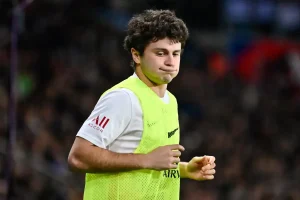 “PSG young player tries to outdo João Neves and ends up failing spectacularly.”