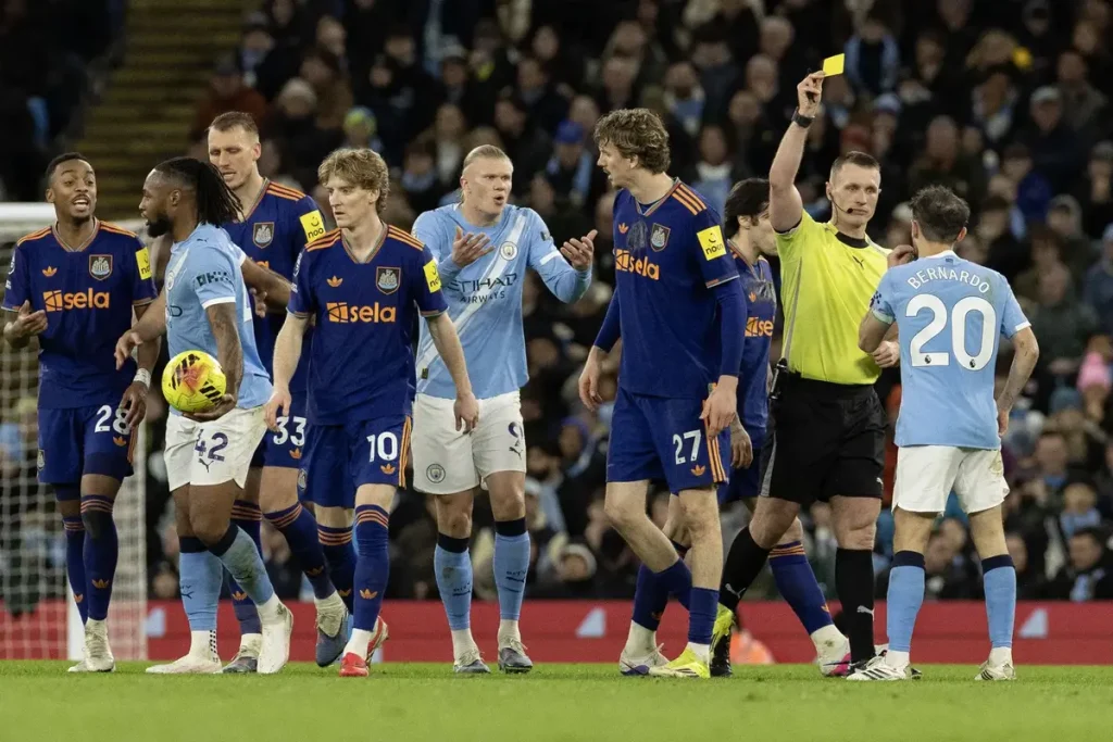 Bernardo Silva escapou a cartão vermelho após falta ‘imprudente’ em Dan Burn