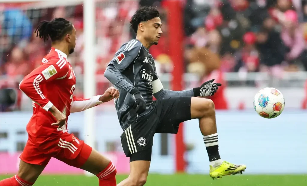 Manchester United e Arsenal em disputa acesa por defesa de 65 milhões de euros