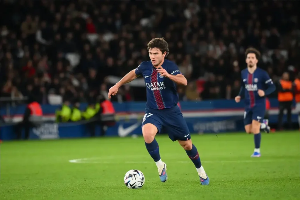 João Neves renova contrato com o PSG e promete mais emoção na próxima temporada