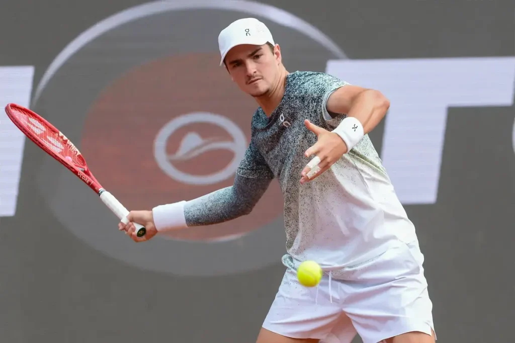 João fonseca emociona-se ao igualar feito de Roger Federer no Rio Open
