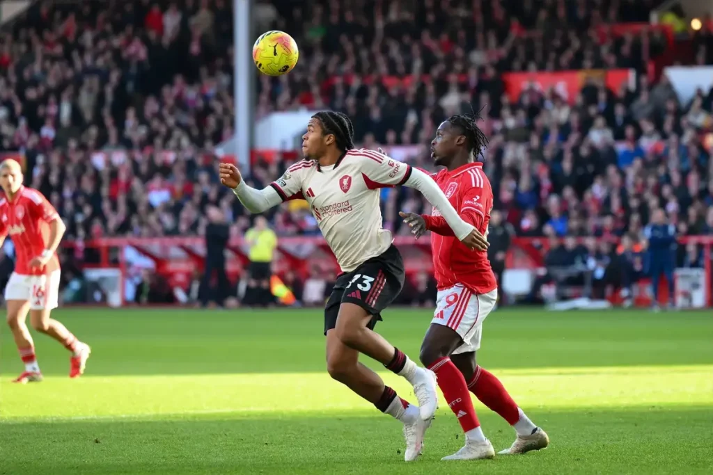 Ngumoha brilha no Nottingham Forest e agita debate sobre convocatória do Liverpool