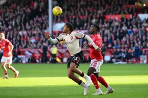 Ngumoha brilha no Nottingham Forest e agita debate sobre convocatória do Liverpool