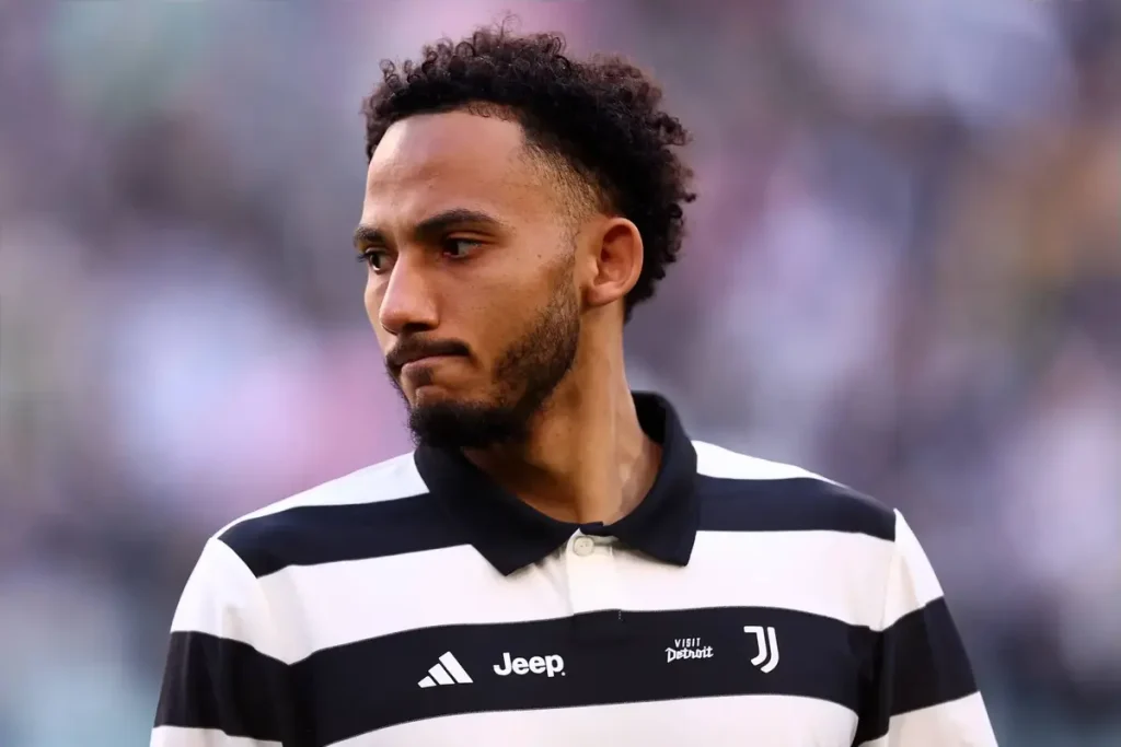 Juventus pronta para ouvir propostas de Liverpool e Tottenham por Lloyd Kelly