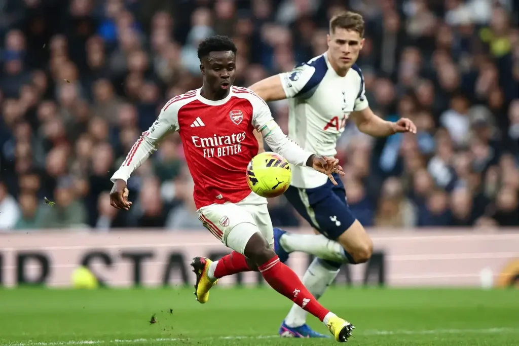 Arsenal sem cinco estrelas, incluindo Bukayo Saka, no embate com o Chelsea