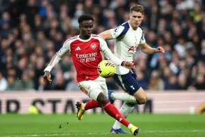 Arsenal sem cinco estrelas, incluindo Bukayo Saka, no embate com o Chelsea