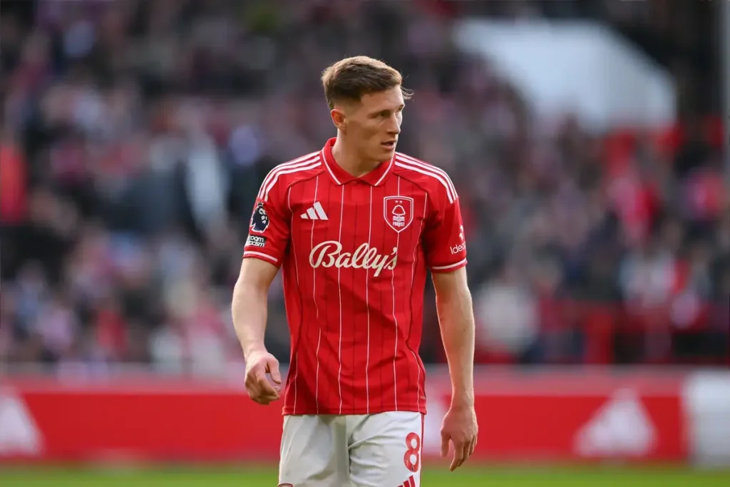 Elliot Anderson comenta sobre o seu futuro com interesse de Manchester United e Arsenal