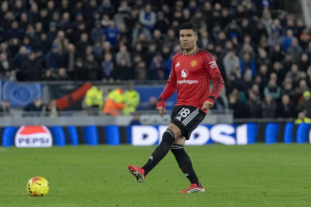 AC Milan mira Casemiro após decisão surpreendente do estrela do Man United