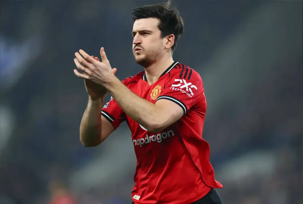 Carrick destaca importância da experiência de Maguire em novo contrato do Man Utd