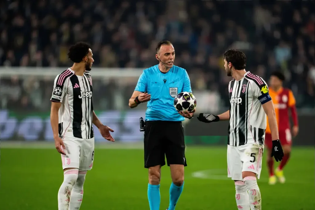 UEFA justifica cartão vermelho a defesa da Juventus na derrota com Galatasaray