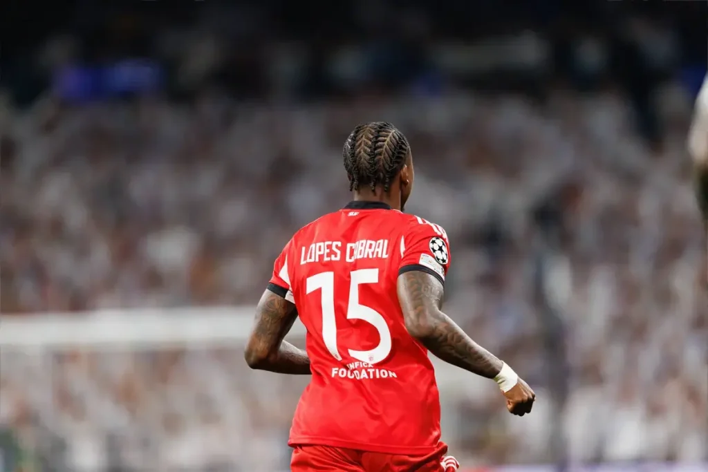 Lopes Cabral surpreende ao pedir camisola a vinícius após grande jogo