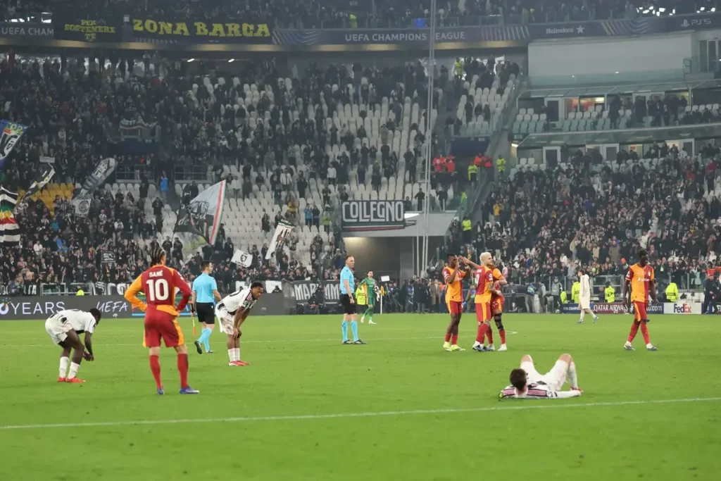 Reação explosiva dos adeptos da Juventus após o segundo golo do Galatasaray