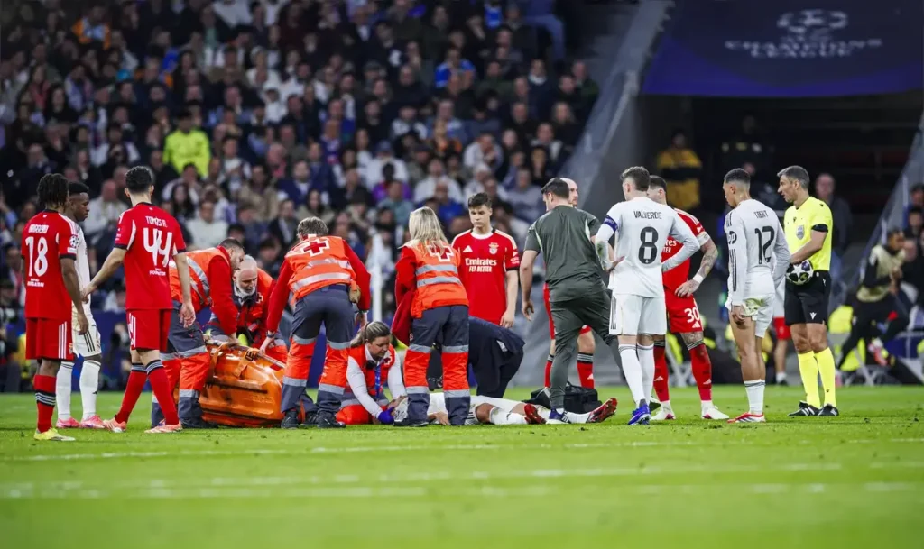 Asencio do Real Madrid atualiza estado após ser transportado de maca