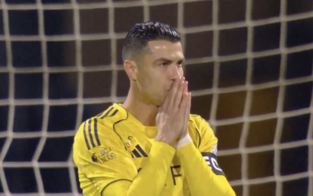 Cristiano Ronaldo falha penalty e preocupa-se com lesão na vitória do Al-Nassr