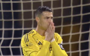 “Cristiano Ronaldo misses penalty and worries about injury in Al-Nassr’s victory.”
