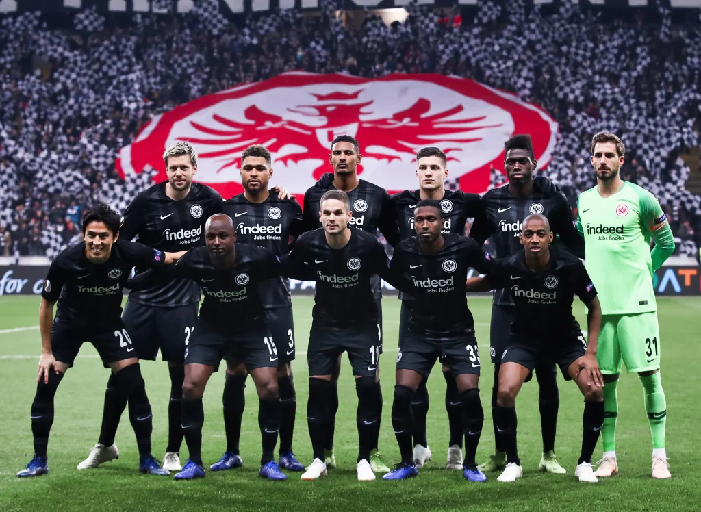 Eintracht enfrenta multa pesada de quase meio milhão por incidentes com adeptos
