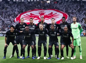 Eintracht enfrenta multa pesada de quase meio milhão por incidentes com adeptos
