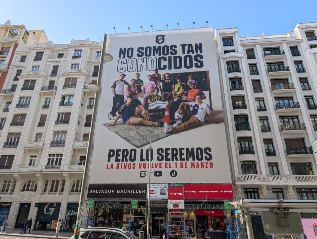 Piqué provoca arbeloa com cartaz polémico em pleno madrid