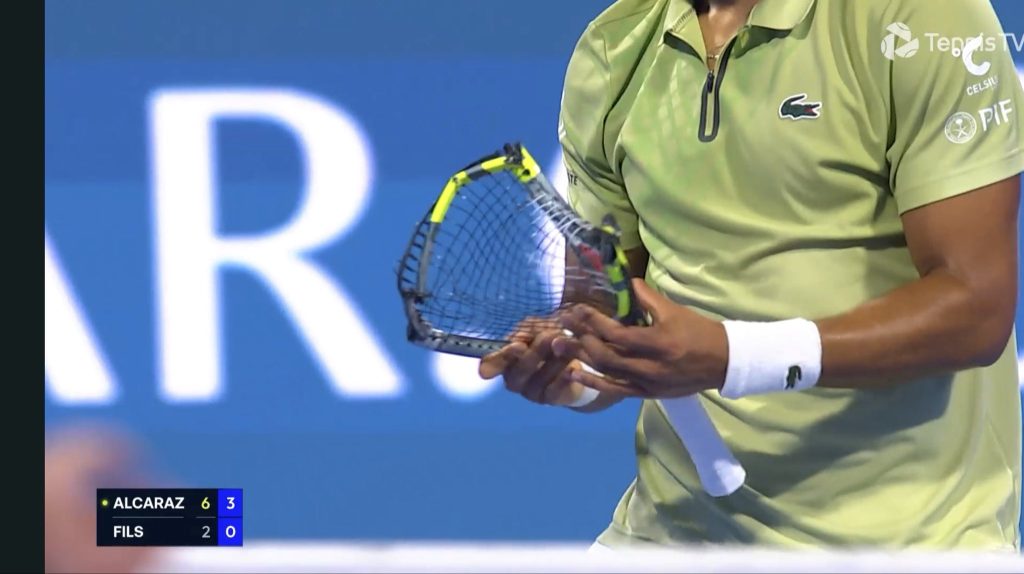 VIDEO – Arthur Fils destróI raquete após desafio brutal na final do Qatar open