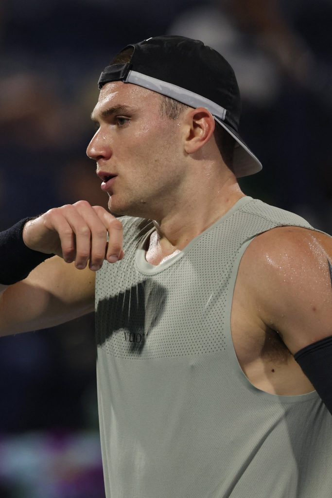 VIDEO – Jack Draper has an embarrassing moment with a wardrobe malfunction at the Dubai Open.