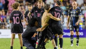 VIDEO – Lionel Messi sofre entrada brutal de invasor em jogo do Inter Miami