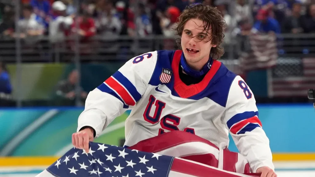 Jack Hughes perde dentes e marca golo decisivo no Hóquei Olímpico dos EUA