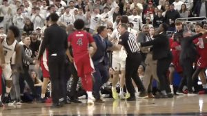 VIDEO – Conflito explosivo e pancadaria entre St. John’s e Providence resulta em expulsões de seis jogadores