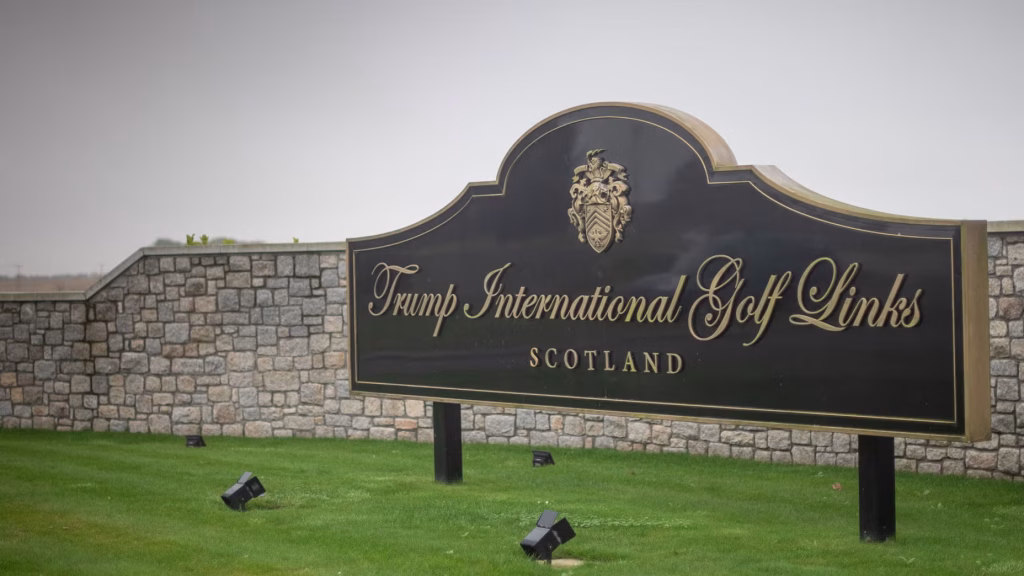 Donald Trump inaugura novo campo de golfe com estreia estratégica no tour