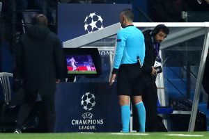 Futebol deve evitar VAR ‘microscópico’, alerta chefe de árbitros da UEFA